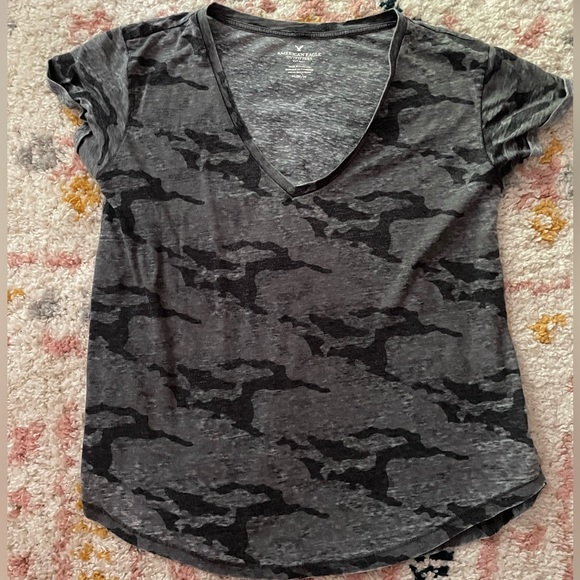American eagle grey camo short sleeve v neck shirt - Picture 1 of 3